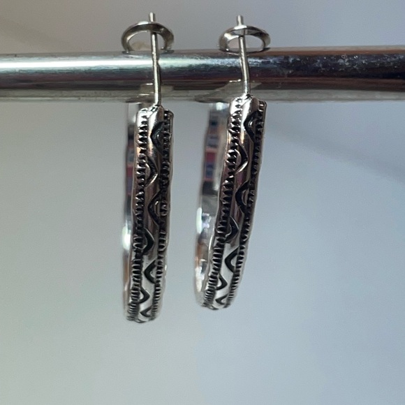🆕 Scroll by Dillard’s Etched Design Silver-tone Hoop Lever-Back Earrings - Picture 10 of 11